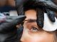 Microblading na CDMX – Especialista que utiliza a técnica de microblading para aumentar a densidade das sobrancelhas de uma cliente